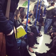 在地铁里看什么书，乖乖玩手机不好吗？
