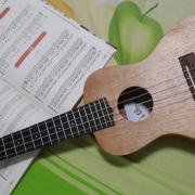 优玛（UMA） UKULELE 尤克里里 UK-03C 23寸 桃花星木面板