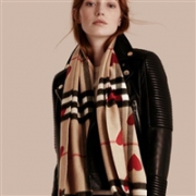 Burberry 巴宝莉 The Classic 系列 羊绒围巾 红色桃心款