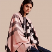 巴宝莉（BURBERRY）  40226861 经典格纹 羊绒混纺披肩 天猫同款11000元！