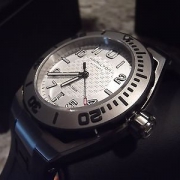 汉米尔顿（Hamilton） Khaki Navy sub 卡其海军系列 H78615355 男款机械腕表 防水300米 活力四射