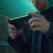 唯一的尴尬是没有灯#灯厂雷蛇 正式发布 RAZER PHONE
