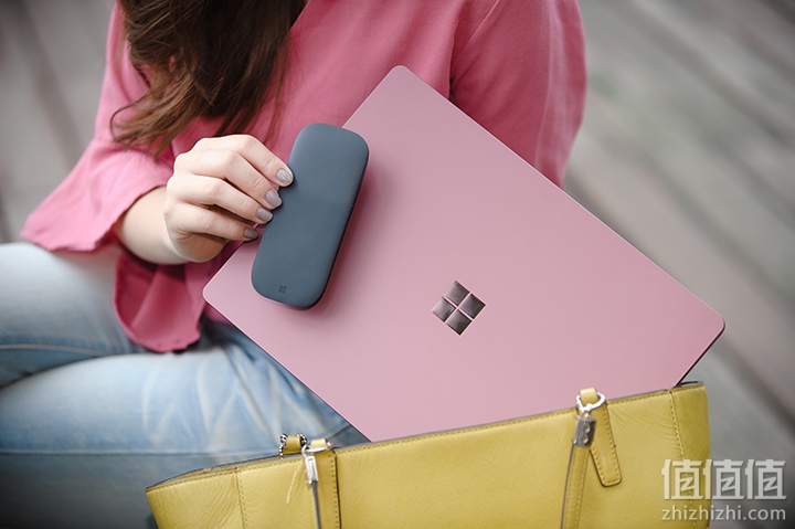 正妹开箱，Microsoft Surface Laptop 笔记本
