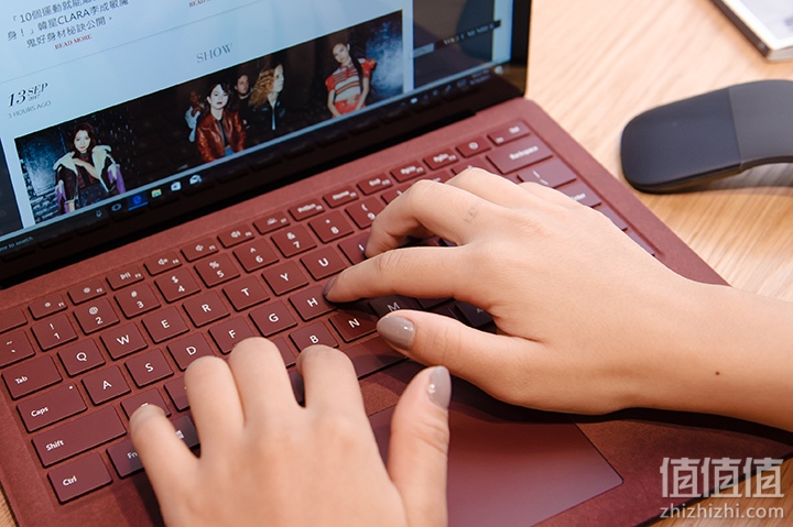 正妹开箱，Microsoft Surface Laptop 笔记本