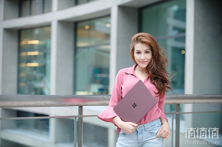 正妹开箱，Microsoft Surface Laptop 笔记本