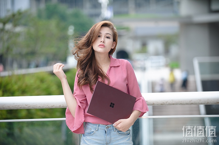 正妹开箱，Microsoft Surface Laptop 笔记本