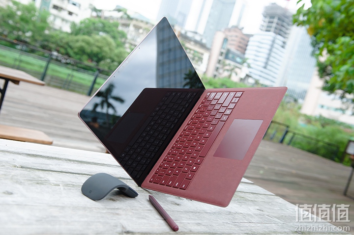 正妹开箱，Microsoft Surface Laptop 笔记本