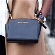MICHAEL Michael Kors Selma 女士中号邮差包黑色补货