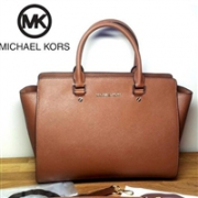Michael Michael Kors 中号 Selma 十字纹皮斜挎包/耳朵包