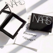 西集网：小猪姐姐推荐，NARS 纳斯 裸光透明蜜粉饼 7ml