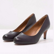 亚马逊海外购：Clarks 其乐 女士真皮高跟单鞋  prime会员免费直邮