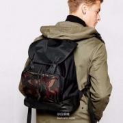 亚马逊海外购：Fred Perry 男士尼龙迷彩双肩包 prime会员免费直邮