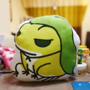 旅行青蛙周边抱枕