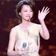 董卿告别春晚：13年，终于可以跟你说再见。