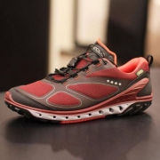 国内￥1649，ECCO 爱步 BIOM Venture 女士GTX防水休闲鞋 4折$76