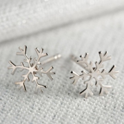 Lily charmed 银色雪花片耳钉1对