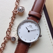 丹尼尔惠灵顿（Daniel Wellington） 0903DW 女士手表 真皮表带 柔和典雅 包邮包税