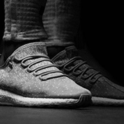 灰白主题联名！adidas Pureboost Reigning Champ 男士运动鞋