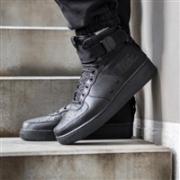 帅气黑色：NIKE 耐克 SF AIR FORCE 1 MID 机能运动鞋
