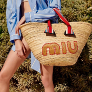 意大利产！Miu Miu 草编托特包