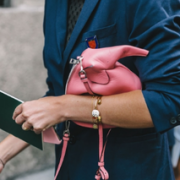 女明星人手一只、国内￥10500！ Loewe 经典Mini Elephant 小象包