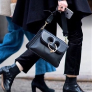 It bag，JW Anderson 女士中号Pierce手袋 黑色