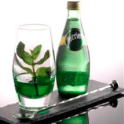 巴黎水（Perrier） 天然含汽矿泉水 330ml*24瓶 水中香槟 青柠口味
