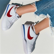 Urban Outfitters精选 Nike、Adidas、Vans 等品牌男女鞋履