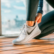 NIKE 耐克 LunarEpic Low Flyknit 2 女子跑步鞋