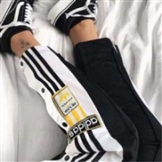 adidas 明星博主同款"校裤"半价，妹子入男款更潮