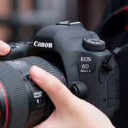 佳能（Canon）  EOS 6D Mark II 数码单反套机（EF 24-70mm f/4L IS USM镜头）