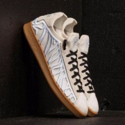 18年春夏，国内￥2850 Y-3 Shishu Stan 条纹刺绣运动鞋 2色 新低£93.5（£110 额外85折）