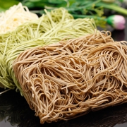 宏万年 蔬菜手工面条180g*6袋 送200g糖蒜
