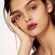 海报色，BURBERRY 巴宝莉 丝绒雾彩液体唇釉 Bright Plum 49 新低£19.5