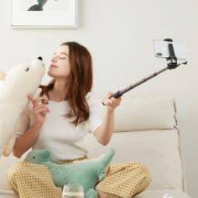 严选 轻质线控自拍杆 + IPHONE 磨砂手机保护壳