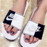 双拼澡堂拖好价！Nike 耐克 Benassi JDI 黑白拼色女子拖鞋