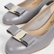 菲拉格慕（Ferragamo） Vara 浅口鞋 都市灰