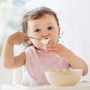 婴儿米粉怎么冲？婴儿米粉的正确喂养姿势