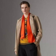 官网￥2100，Burberry 巴宝莉 刺绣缩绒羊毛围巾4075253