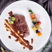 圣农 澳洲进口 整块原切微腌制 黑胶牛排套餐1500g 共10片装 送黄油酱料刀叉