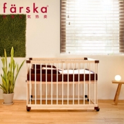 farska  多功能带滚轮 实木婴儿床