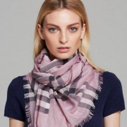 国内￥3200 Burberry 巴宝莉 意大利产 经典格纹真丝羊毛围巾