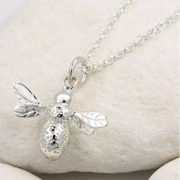 Lily Charmed 蜜蜂皇后吊坠项链