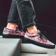 Vans 万斯 Old Skool Velvet 女子天鹅绒板鞋