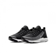 此款 Nike Odyssey React Shield 男子跑步鞋