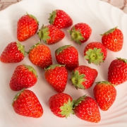 余小菜 现摘 新鲜奶油草莓 3斤