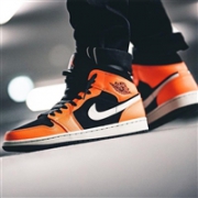 Nike 耐克 Air Jordan 1 Retro mid 篮球鞋 橙色