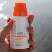 国内￥420，LANCASTER 兰嘉丝汀 悦阳青春无限好淡斑亮颜防晒液 SPF50 30ml €16.93