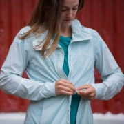 国内￥3200，ARCTERYX 始祖鸟 A2B Windbreaker 轻量防风皮肤衣 $131.74（需用码）