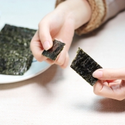 米贝趣芝麻夹心海苔脆大片装250g 券后￥19.9
